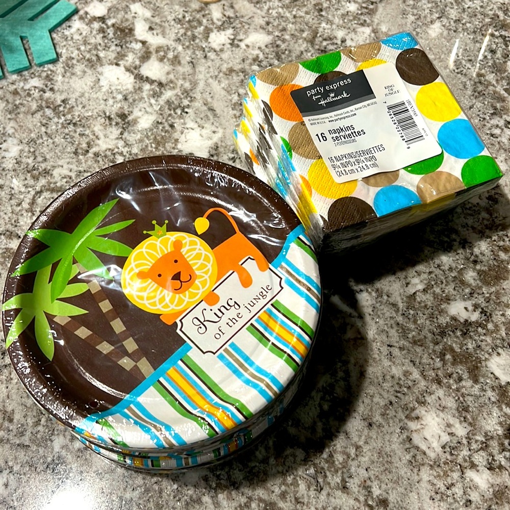7 (8/pack) sets of desserts plates & 4 (16/pack) napkins - Jungle Lion Theme